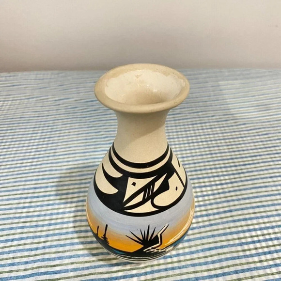 Navajo Cedar Mesa Handpainted and Etched Pottery Vase 5in - Signed - Picture 3 of 10